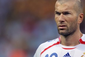 中学篮球队配备战术指导员提升临场反应能力，中学篮球队的战术训练应以什么为主