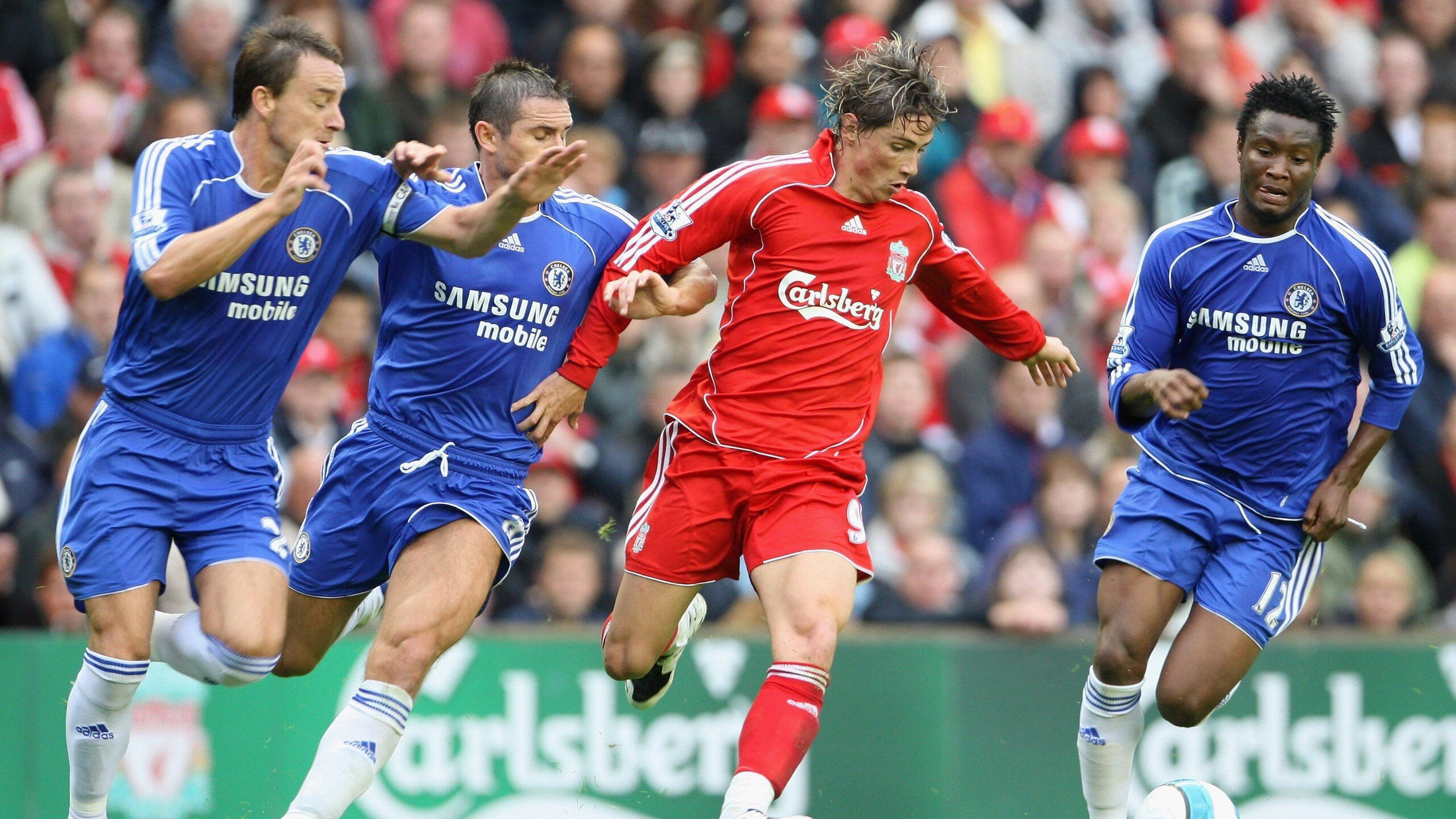 未来世界足球比赛将融合增强现实技术，沉浸式体验提升，未来的足球可能长什么样